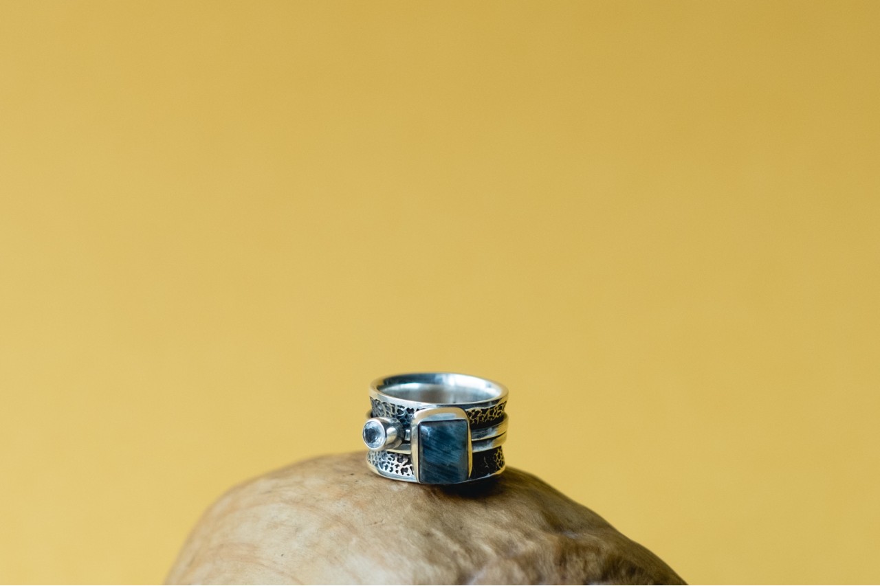 Sterling silver fashion ring with a labradorite center store